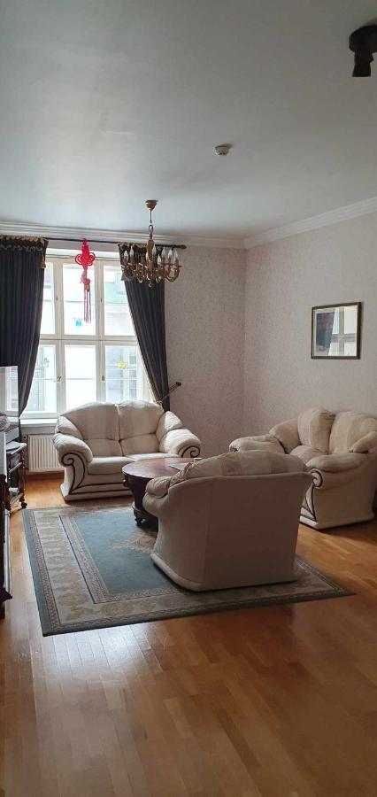 Cozy Apartment On The Town Hall Square Tallinn Exterior photo